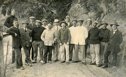 German internees from Samoa walking along Wharf Bay Road on Motuihe