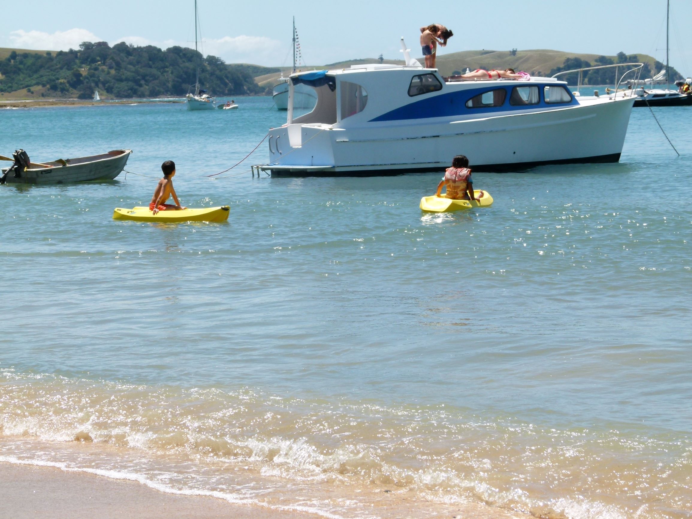 Family beach activities on Motuihe Island